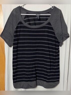 Torrid Gray and Black Striped Raglan Women's Short Sleeve Top Size 1(14/16)